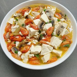 🦐 鲜: 鲜甜的小河虾,煸出金黄澄亮的虾油,是这道菜的灵魂底色。