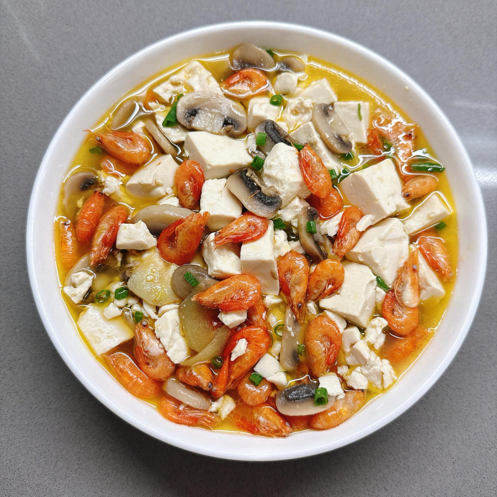 🍲 滑: 柔嫩的豆腐像海绵一样,疯狂吸收虾与蘑的双重鲜味。
