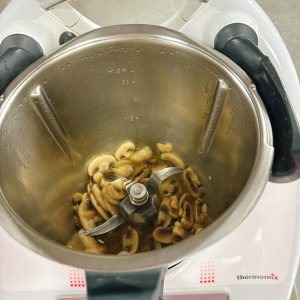 设定5分钟 / 120℃ / 反转小勺,把口蘑煎到微微收缩、出香味。