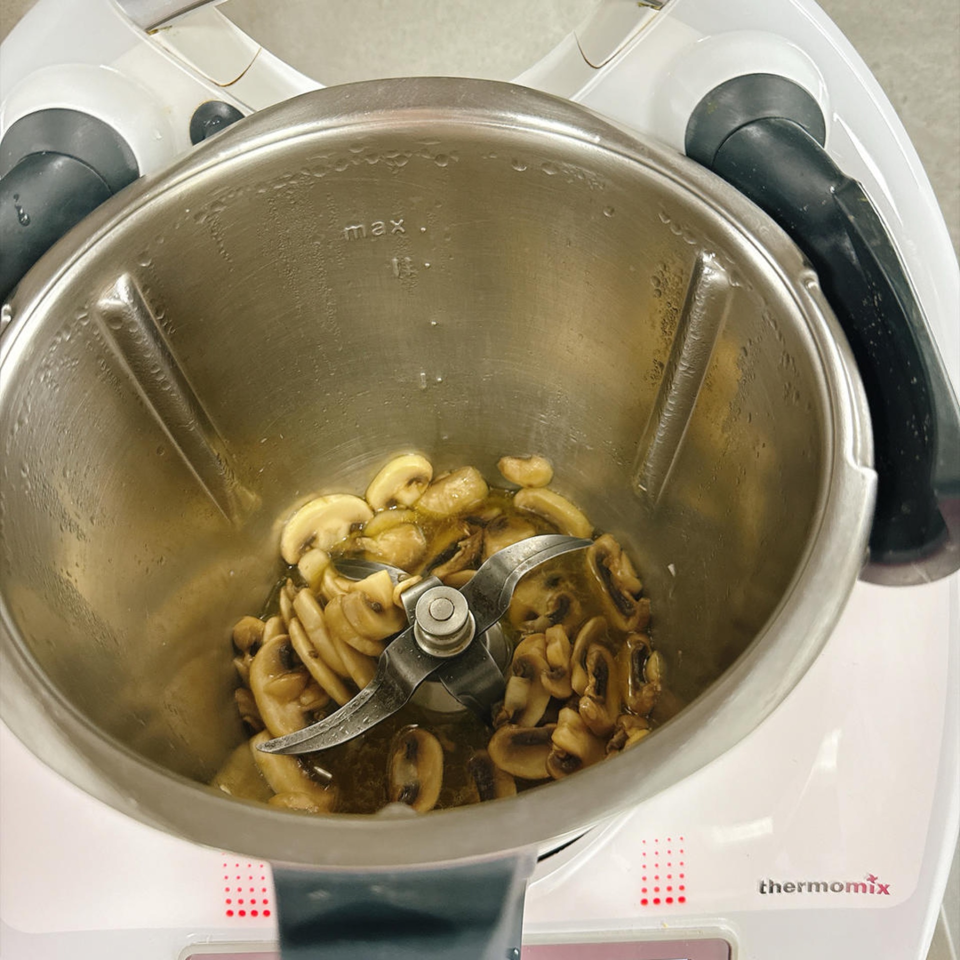 设定5分钟 / 120℃ / 反转小勺,把口蘑煎到微微收缩、出香味。