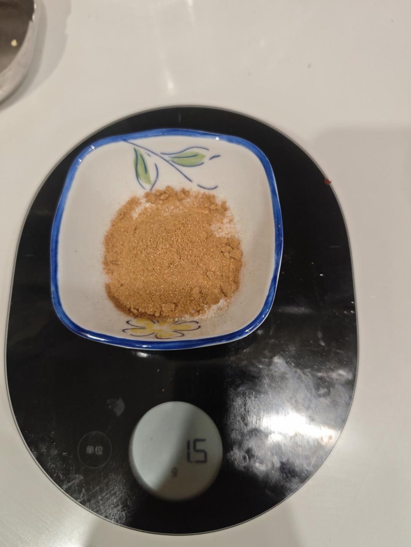 Prepare 15 grams of salt and 1.5 grams of Sichuan peppercorn powder.