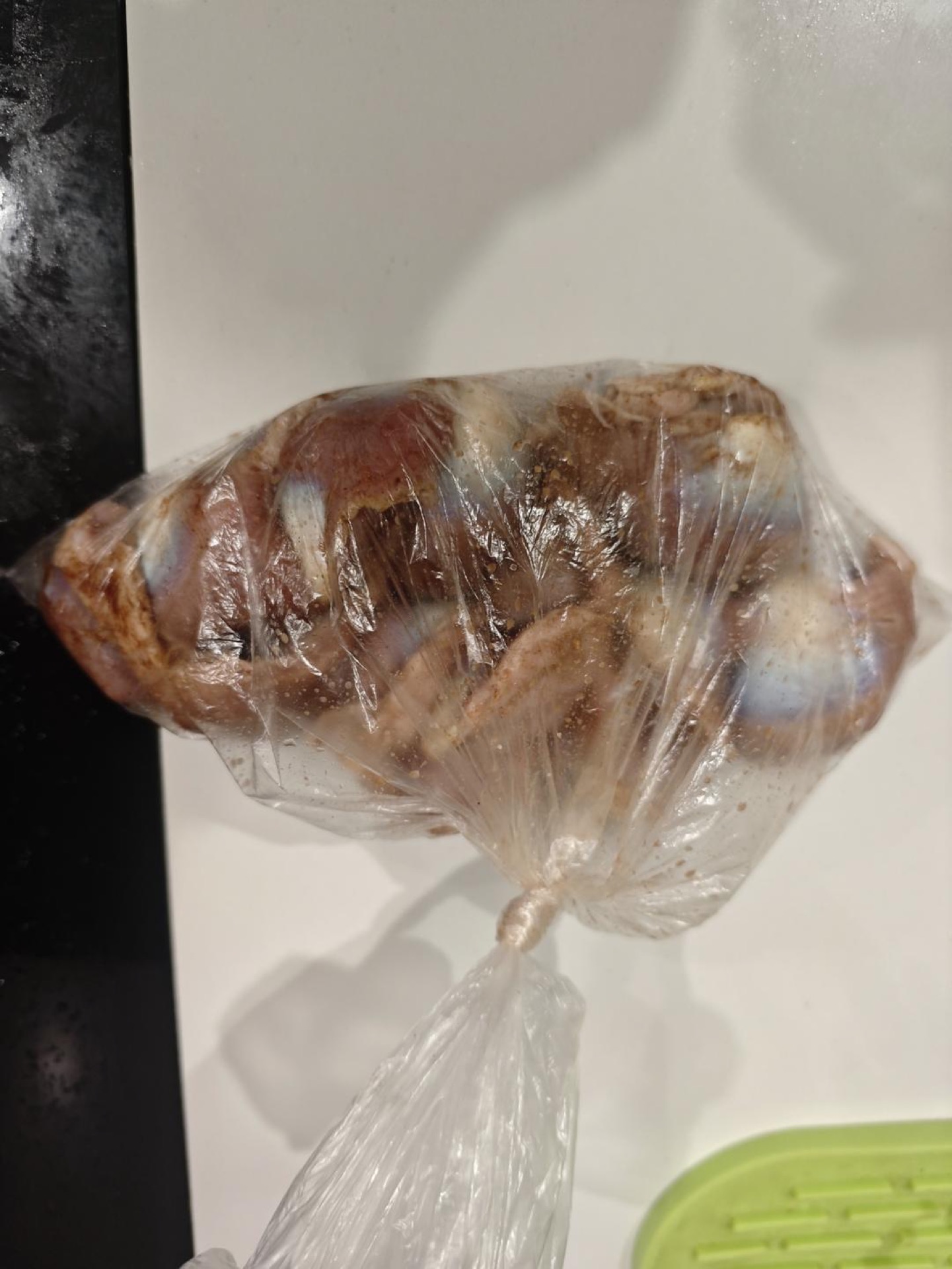 Put the duck gizzards in a zip-top bag, let the peppercorn salt cool slightly, pour it all in, seal the bag, rub everything evenly by hand, and refrigerate for 12 hours.