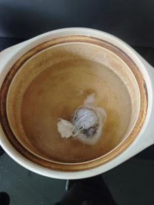 Prepare a clay pot, add enough water to cover the gizzards, and drop in one braising spice packet.
