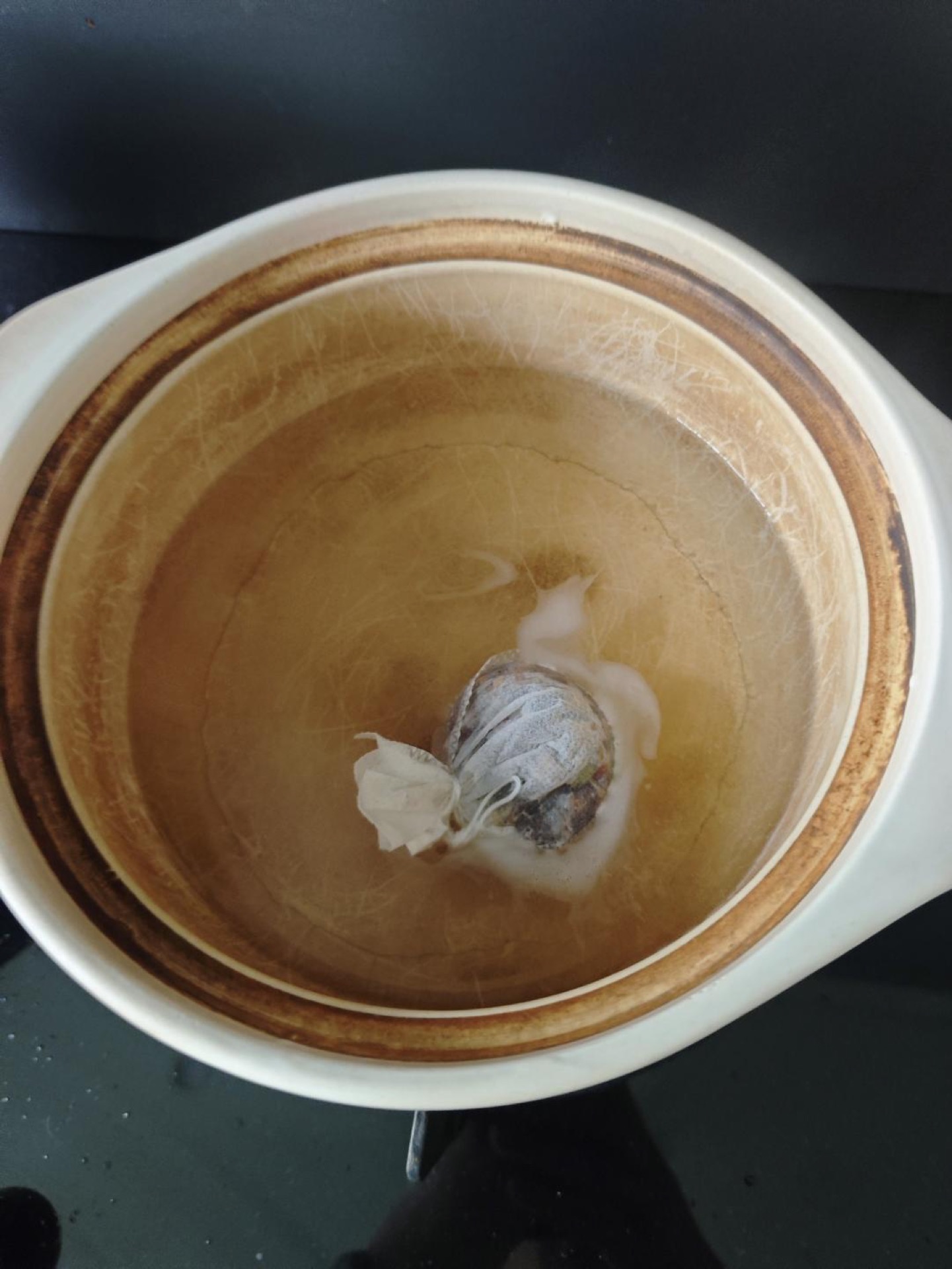 Prepare a clay pot, add enough water to cover the gizzards, and drop in one braising spice packet.