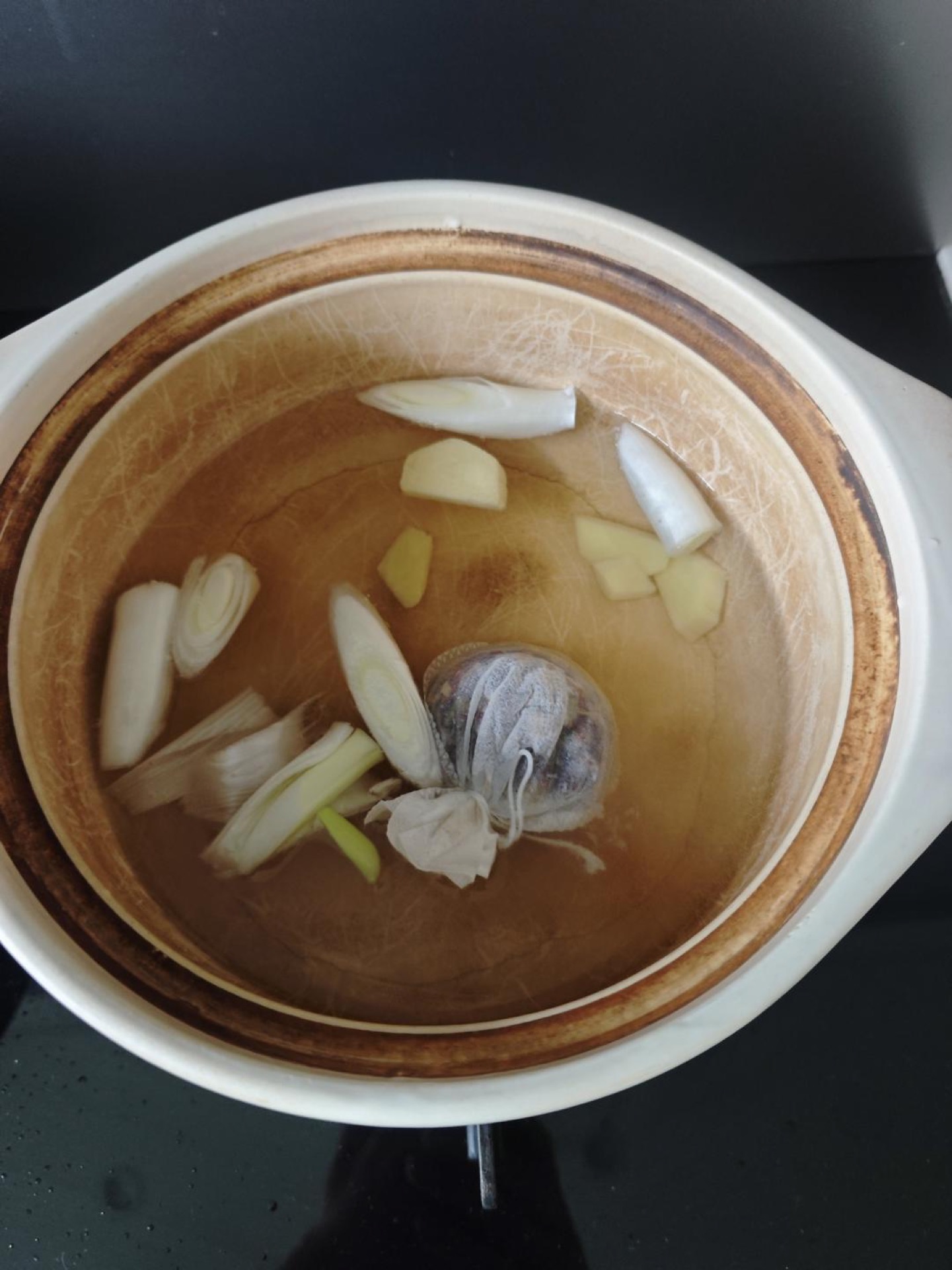 Add the scallions and ginger, 5 grams of Shaoxing wine, a few shakes of white pepper, 5-10 grams of salt (10 grams for a bolder taste, 5 grams for a lighter one), and a little MSG
