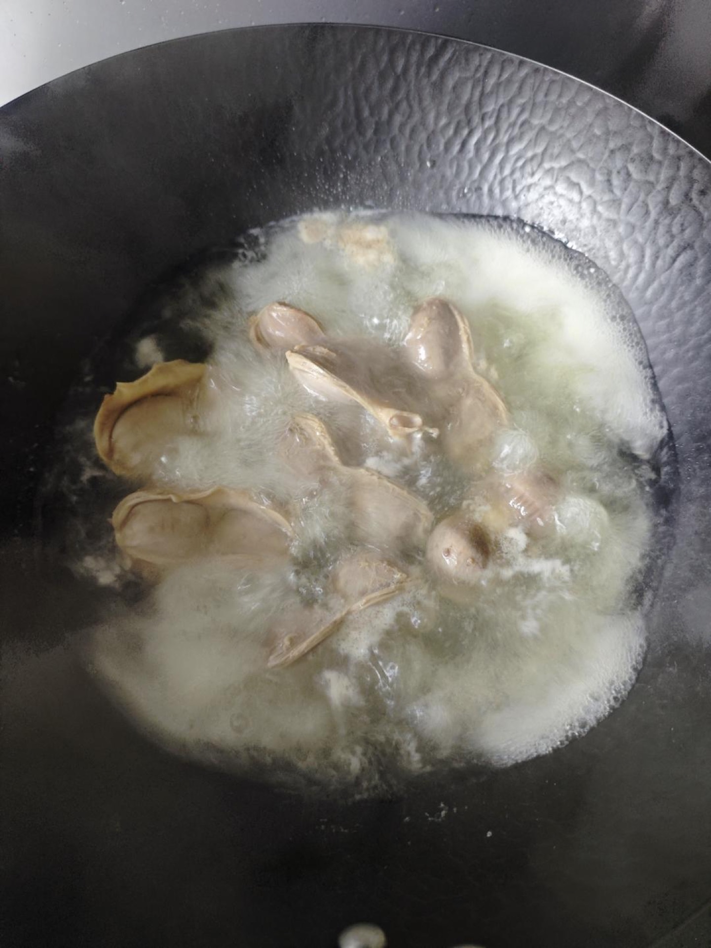 While the broth comes to a boil, rinse the cured gizzards, then blanch them in a separate pot for 1-2 minutes.