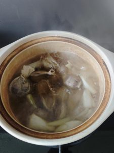 Add the blanched gizzards to the broth, bring it to a boil, then reduce to the lowest heat, cover, and simmer for 30-50 minutes; 30 minutes for a crisp, firm bite, or 10-20 minutes