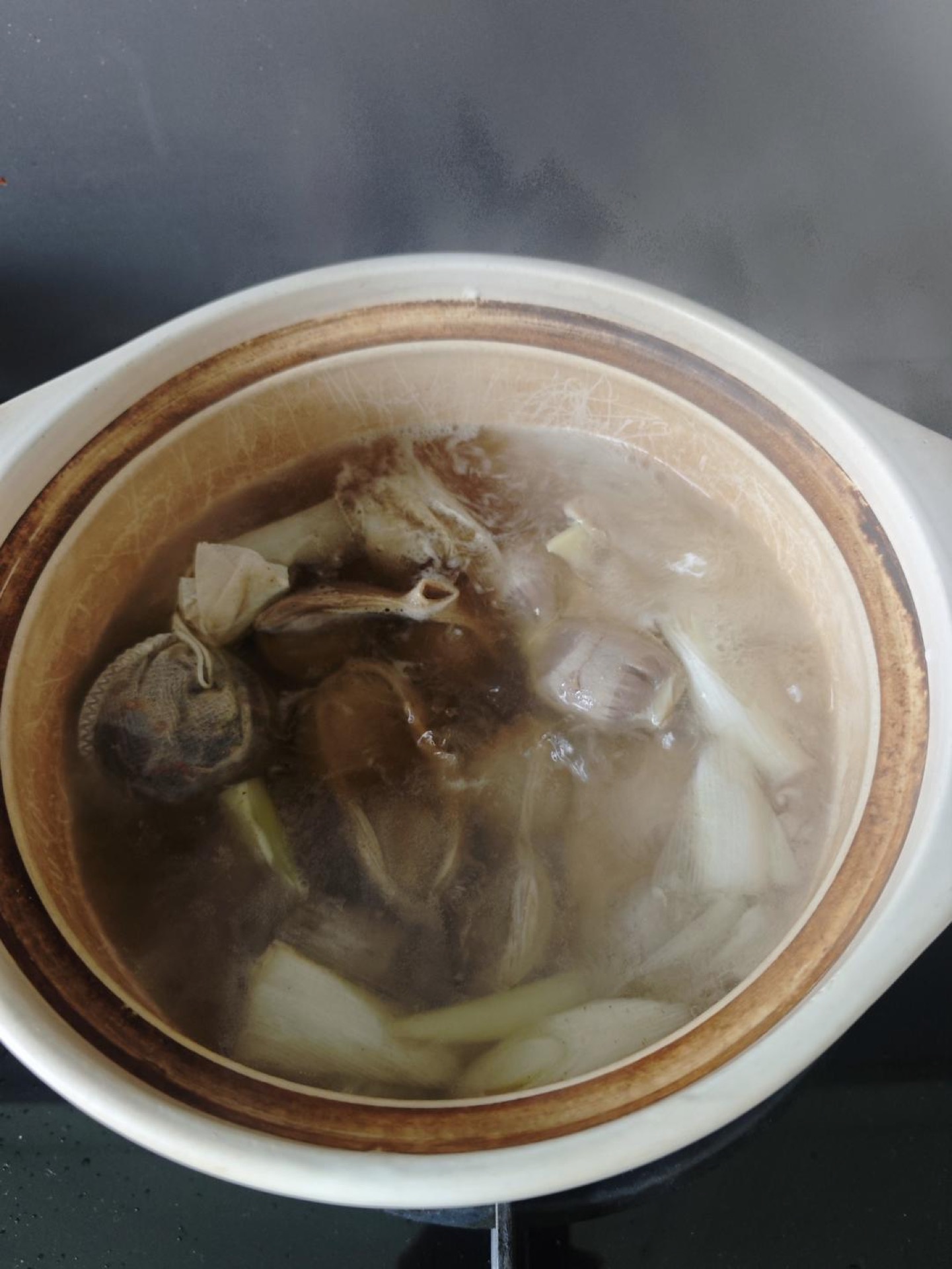 Add the blanched gizzards to the broth, bring it to a boil, then reduce to the lowest heat, cover, and simmer for 30-50 minutes; 30 minutes for a crisp, firm bite, or 10-20 minutes