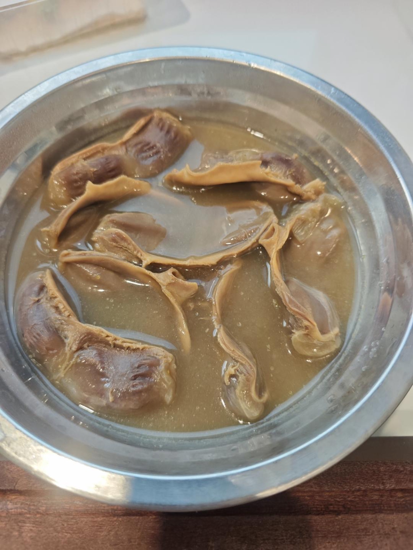 Once cooked, leave the gizzards in the broth, let everything cool, then refrigerate.
