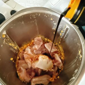 Pour in the 10 g of dark soy sauce.