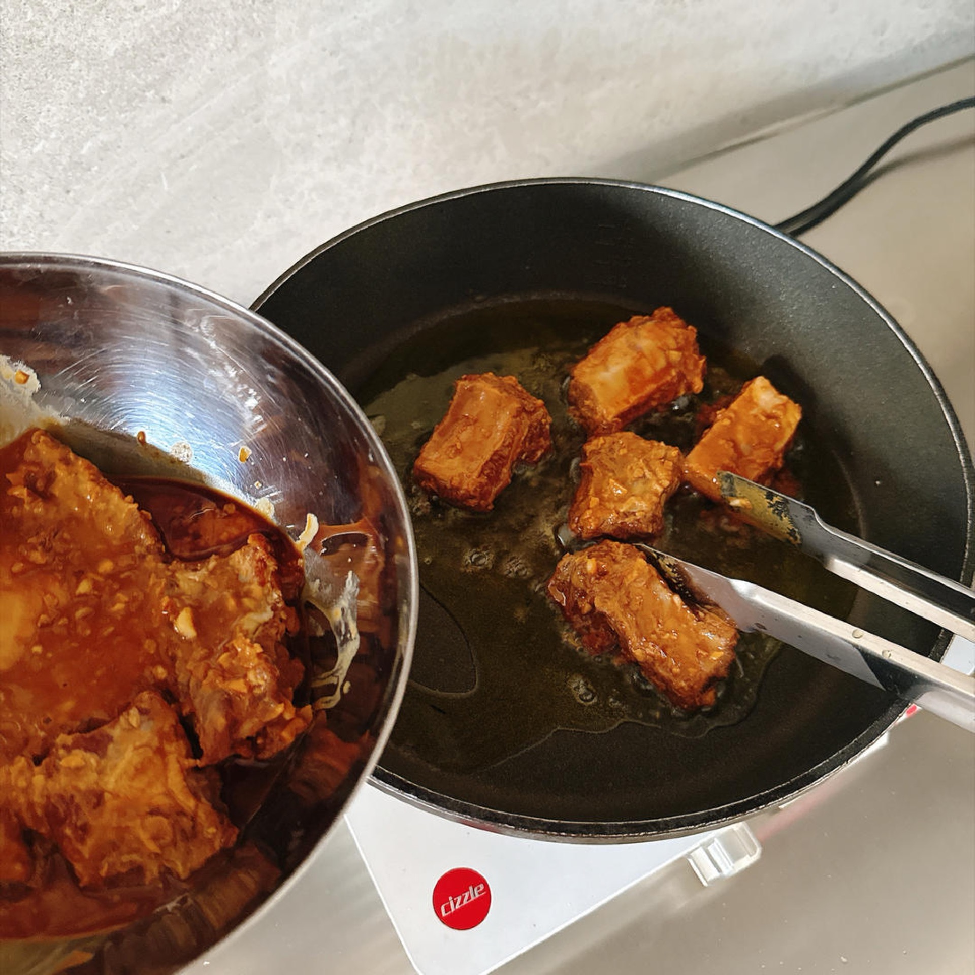 Take a non-stick pan, add a suitable amount of oil and heat it to 350°F (180°C), then place the marinated pork ribs into the pan.