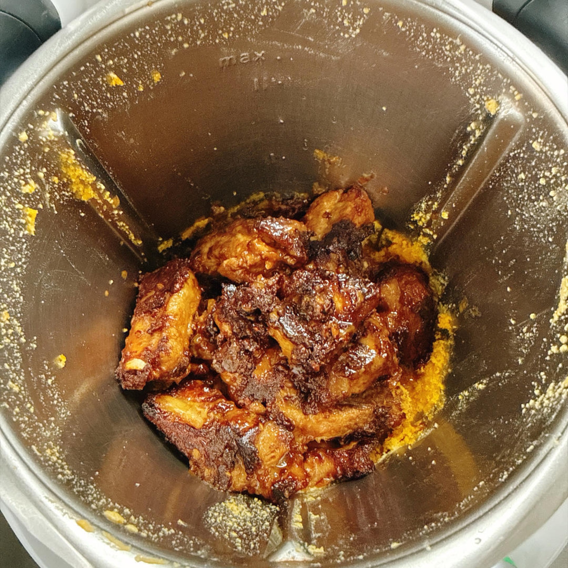 Add the pan-fried pork ribs to the yolk sauce.