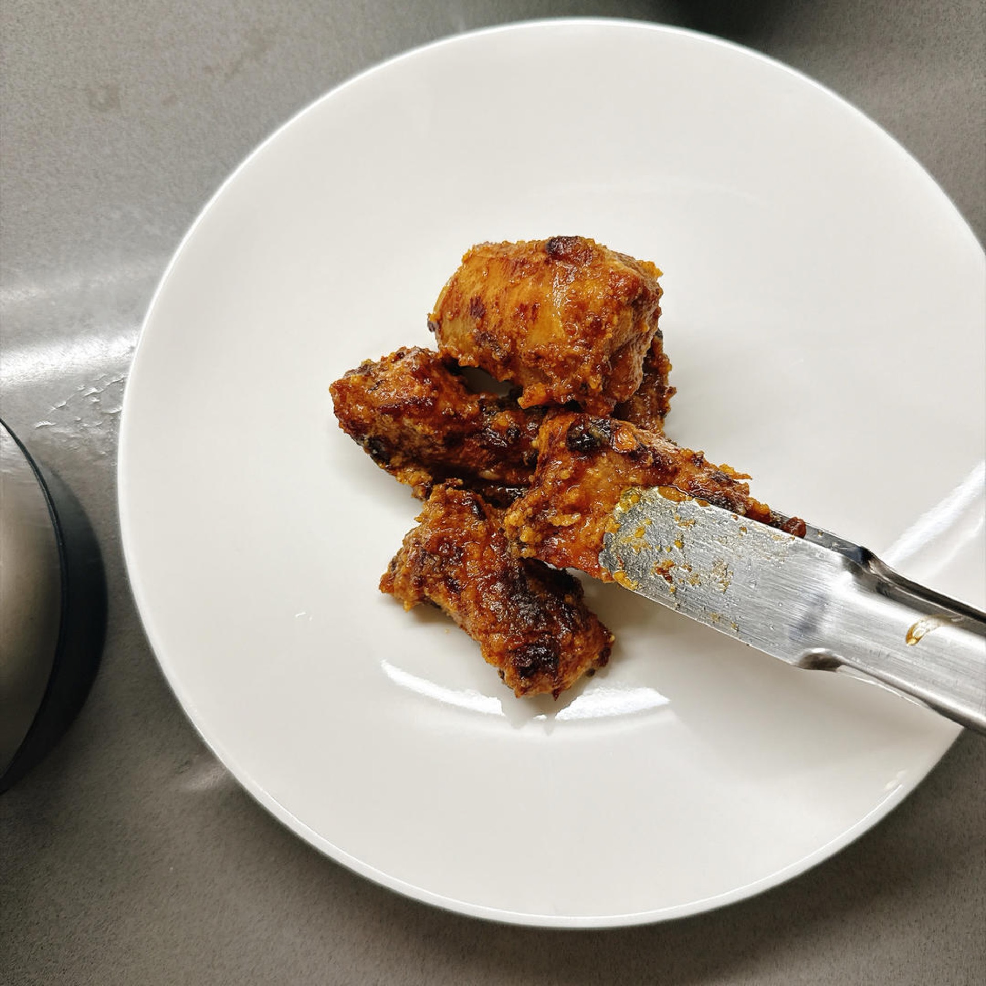 Arrange the ribs on a serving plate.