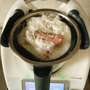 Put the pork ribs into a steaming basket, add enough water to cover them, and wash for 5 minutes at 122°F (50°C) on speed 5.