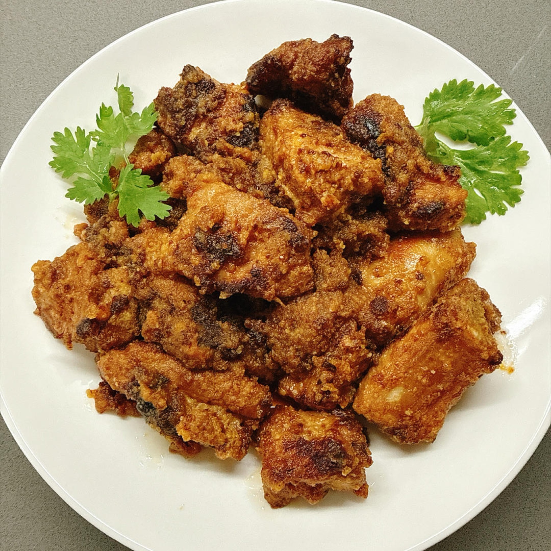 The ribs are not deep-fried over a roaring flame, yet they come out crisp outside and tender inside, and when you bite through the golden sandy coating the meat is still juicy, sav