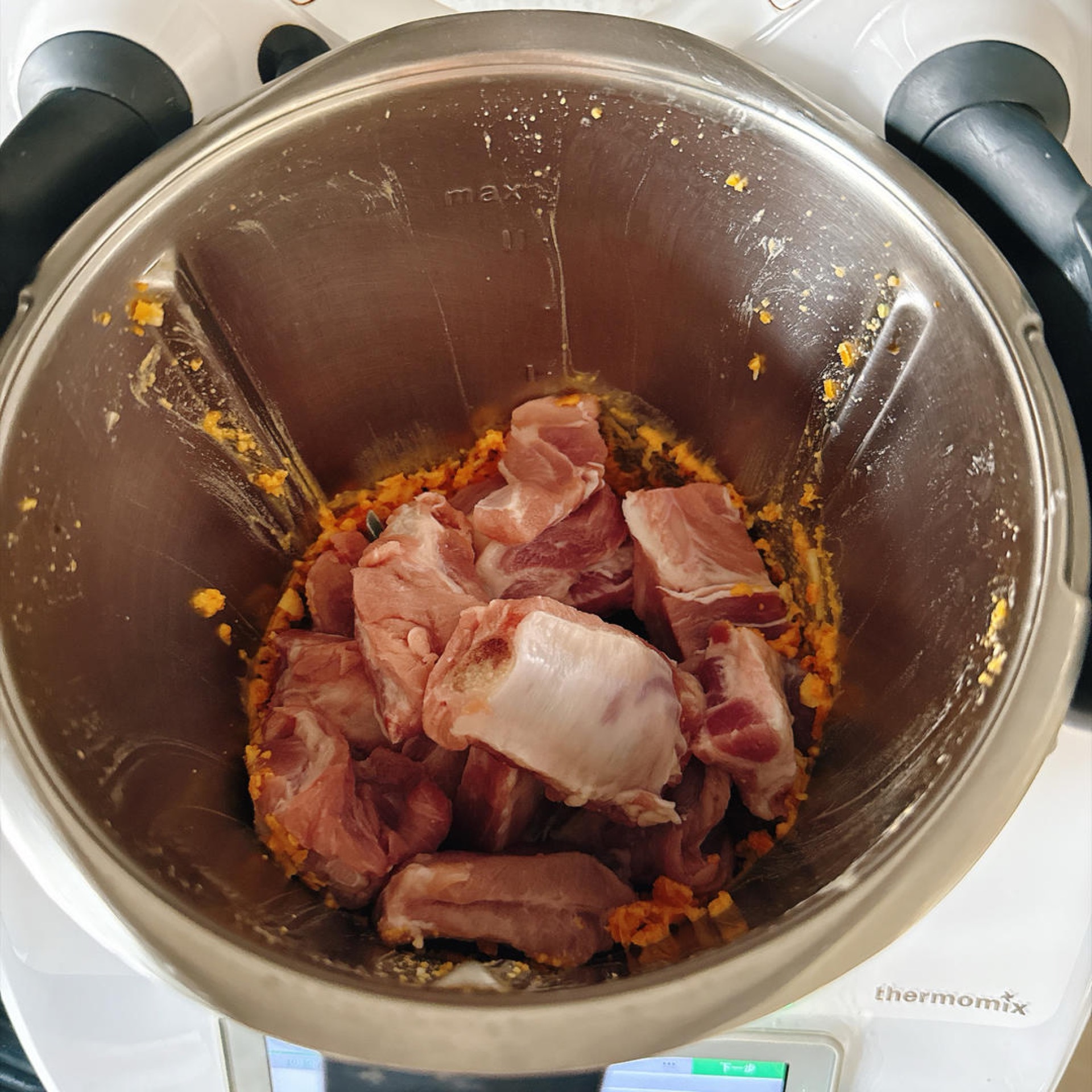 Add the pork ribs and the Sichuan peppercorn powder to the pot.