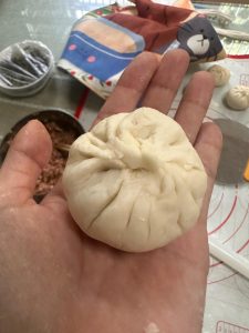 After wrapping, place the buns in the steamer for a second rise until doubled in size. Turn on high heat, steam after the steam rises for 13 to 15 minutes depending on the heat and