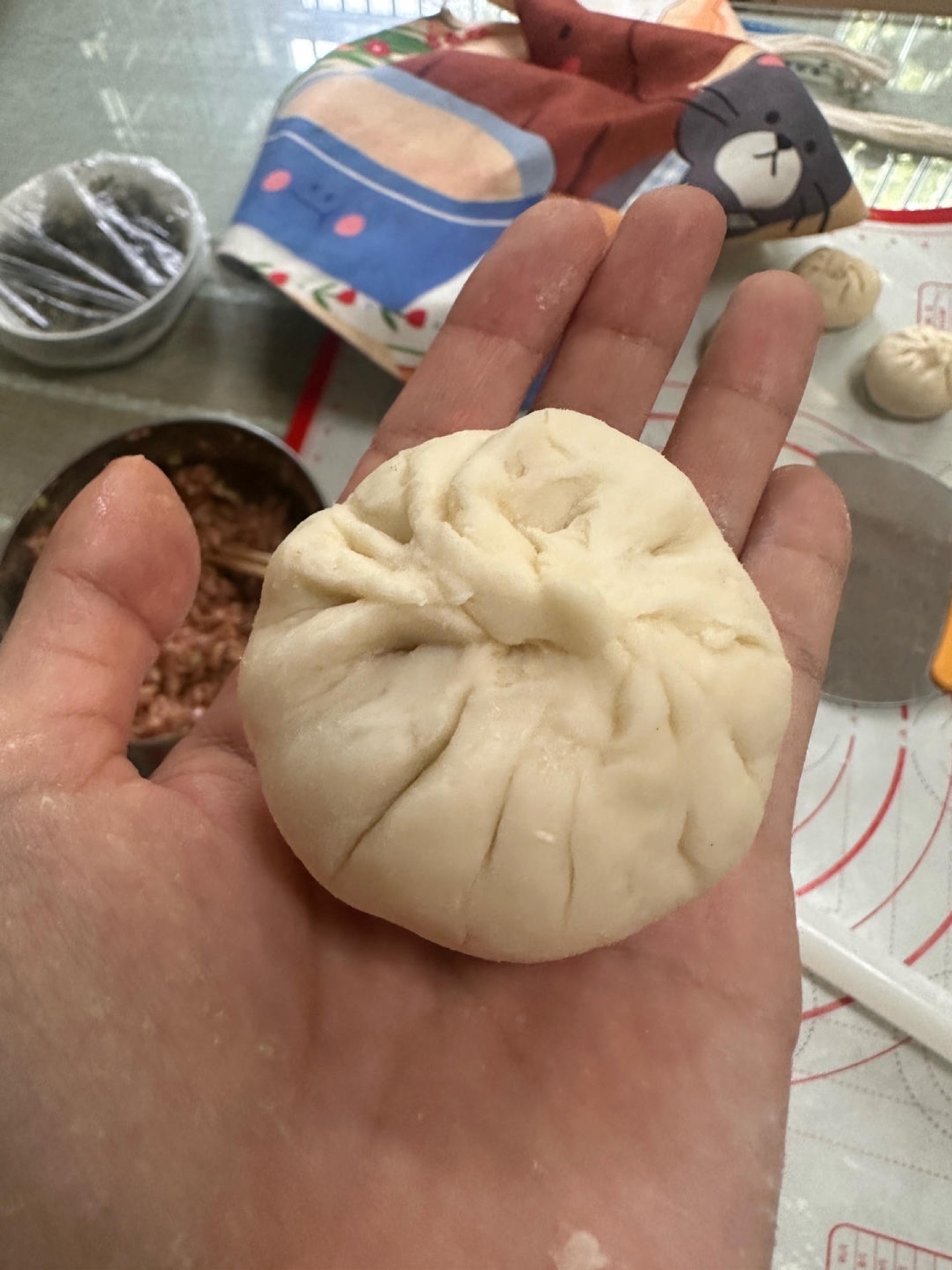 After wrapping, place the buns in the steamer for a second rise until doubled in size. Turn on high heat, steam after the steam rises for 13 to 15 minutes depending on the heat and