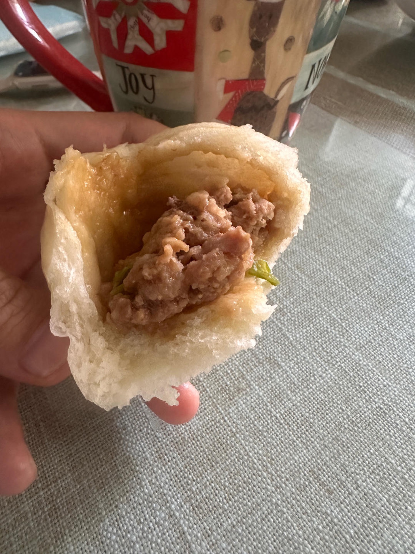 This is the low-salt, low-soy version for children, with a thin wrapper and generous filling that is very fragrant when pulled open.