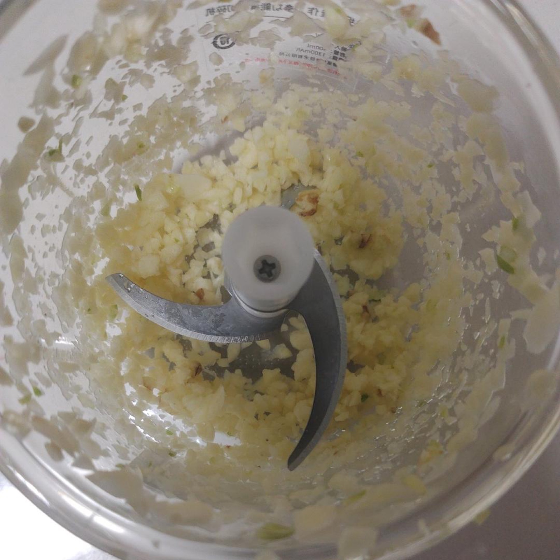 Prepare plenty of minced garlic, as much as you like, since the garlicky aroma is the heart of this dish.