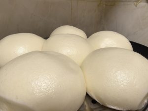 After the covered rest, pick them out and put them in a bowl. Super fluffy and delicious 😋