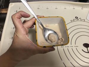 The next day, first prepare 12 grams of fresh yeast and add 5 grams of water to dissolve it.