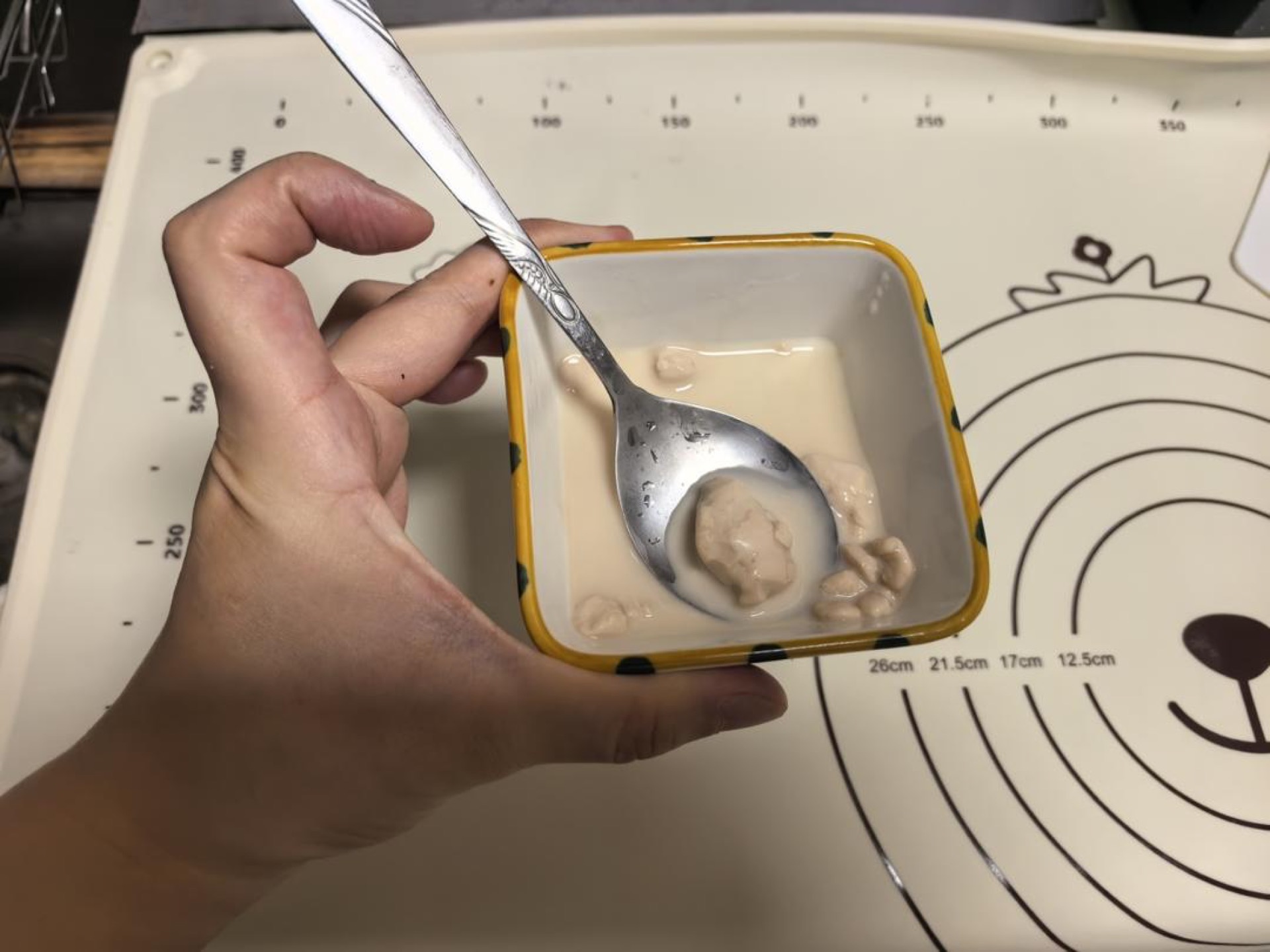 The next day, first prepare 12 grams of fresh yeast and add 5 grams of water to dissolve it.