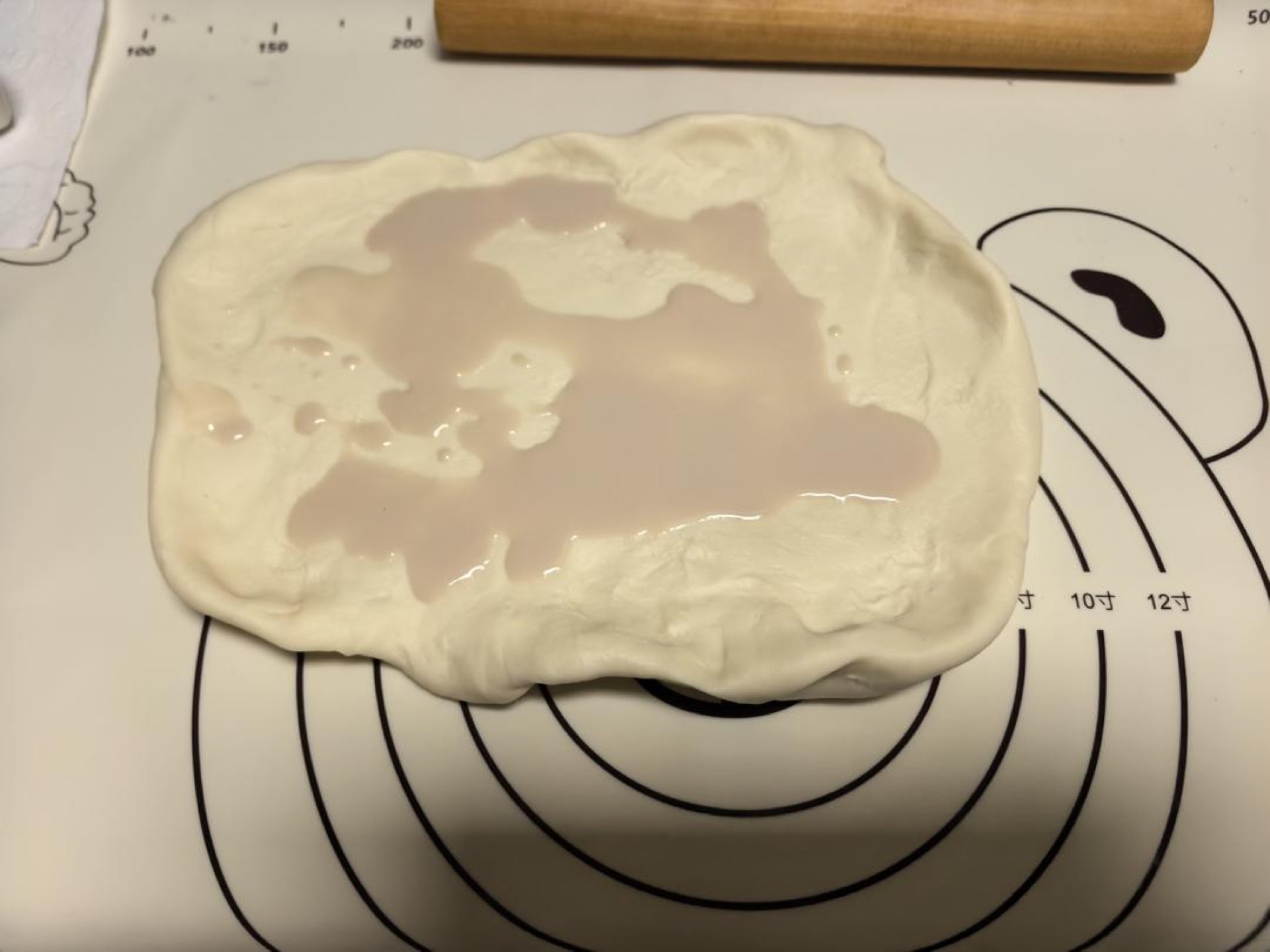 Flatten the dough out, pour in the fresh yeast, and slowly knead it in until evenly combined.