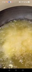 Fry the wings in medium-low oil for about 8 minutes, then raise the oil temperature and fry them a second time for 20 seconds.