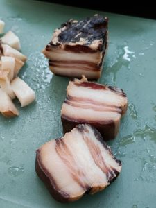 Homemade soy sauce pork is especially fragrant, so if you have the time, make your own, or follow the high-rated soy sauce pork posts from other home cooks on Xiachufang.