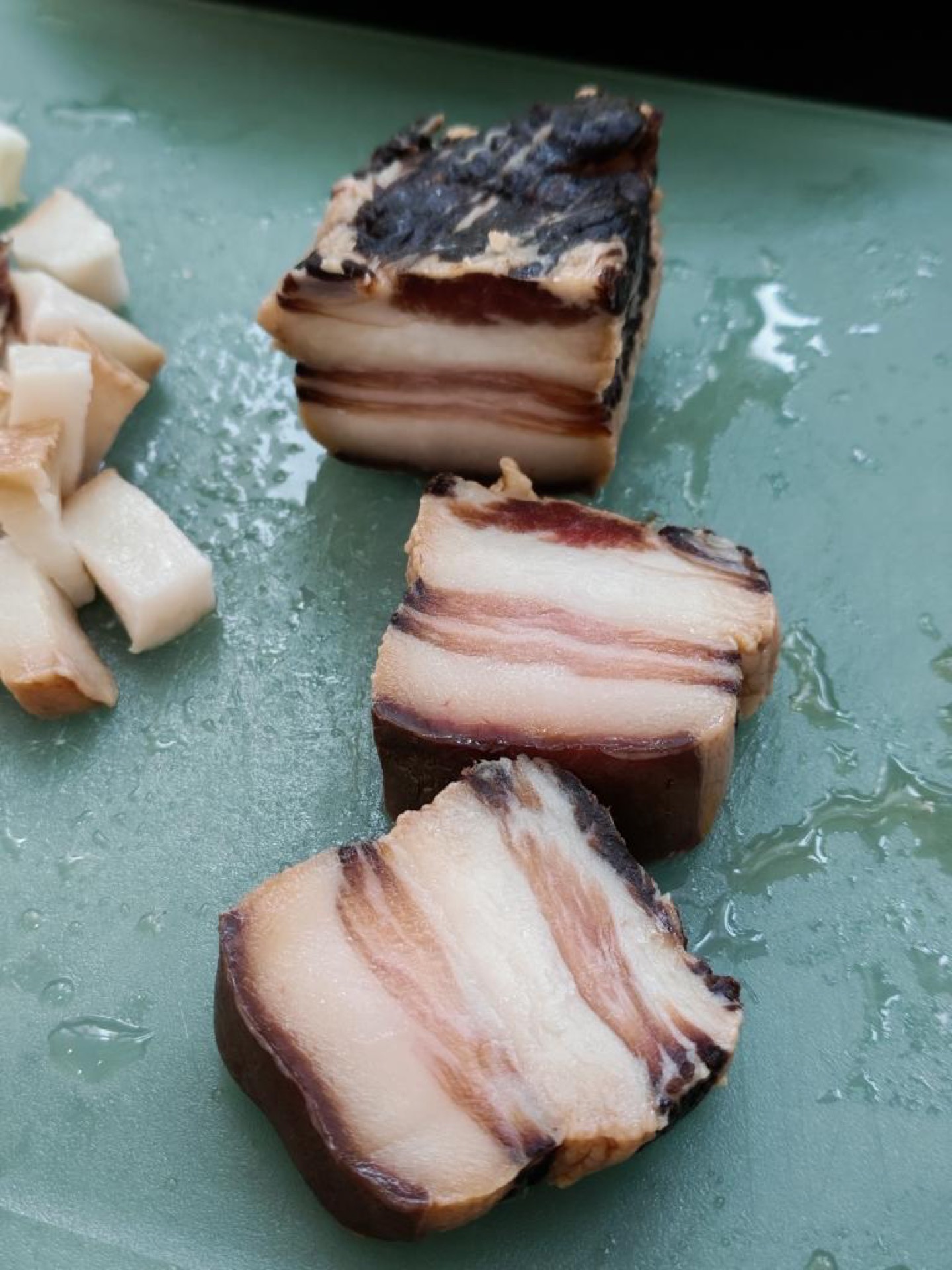 Homemade soy sauce pork is especially fragrant, so if you have the time, make your own, or follow the high-rated soy sauce pork posts from other home cooks on Xiachufang.