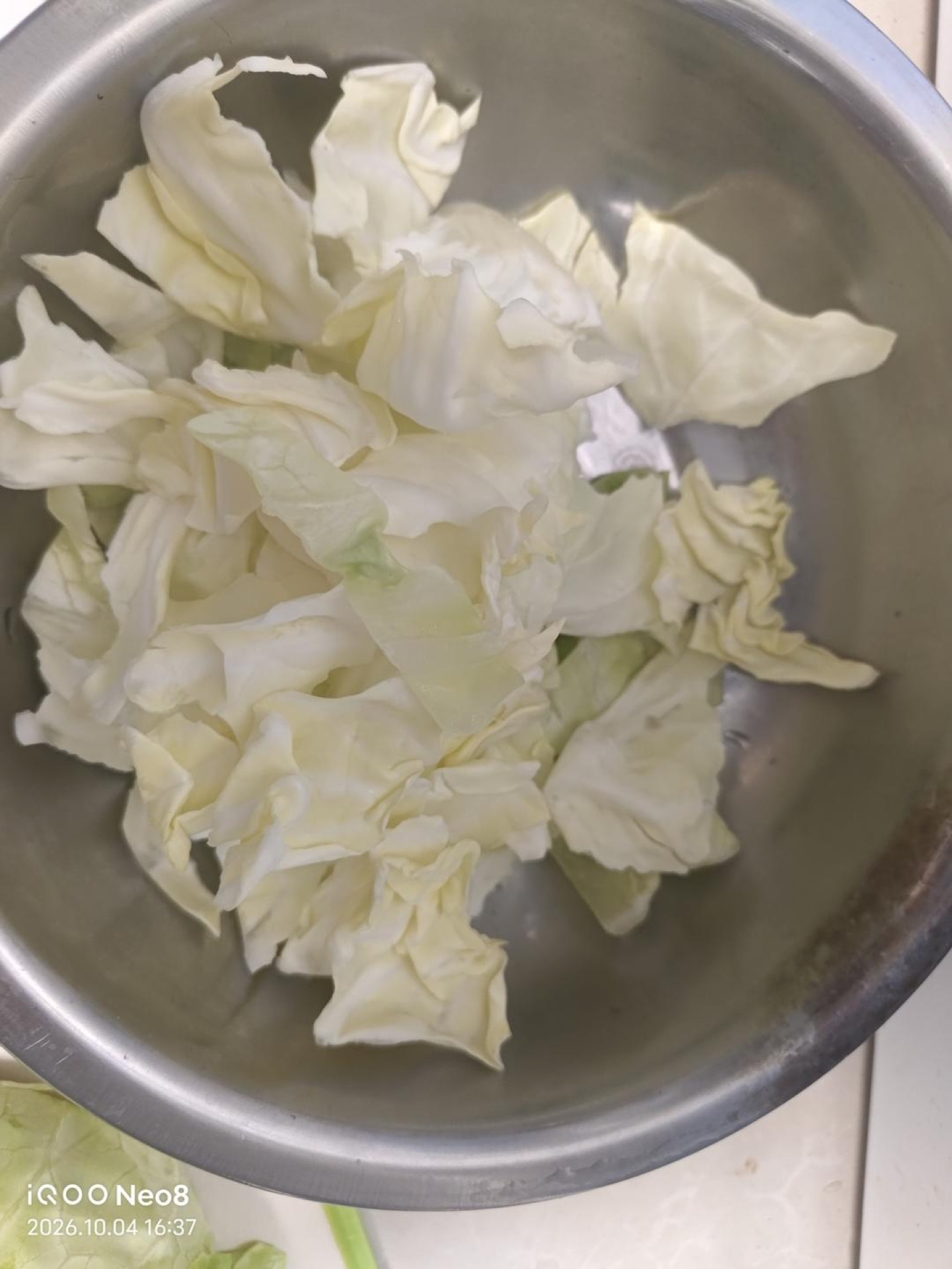Tear the cabbage into bite-sized pieces by hand, then rinse them in clean water and drain well.