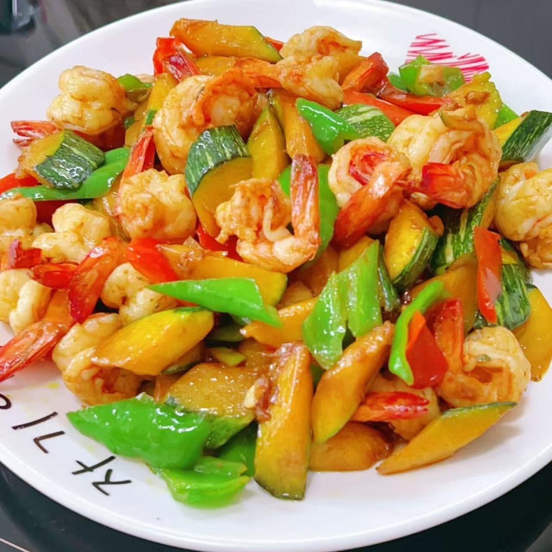 The finished dish is sweeter and more tender than meat, with glossy pumpkin and plump shrimp.