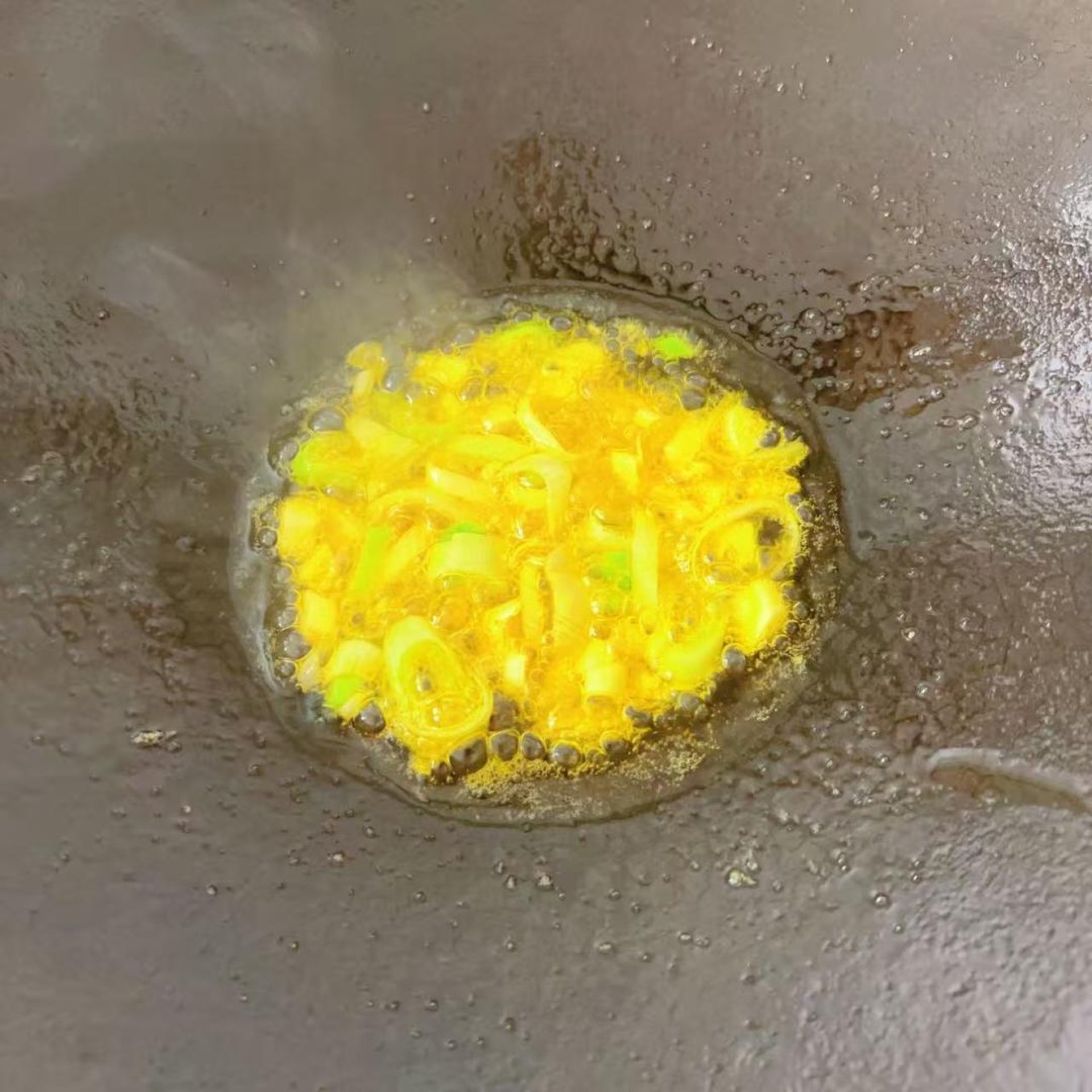 In a clean wok with a little oil, fry the scallion, ginger, and garlic until fragrant.