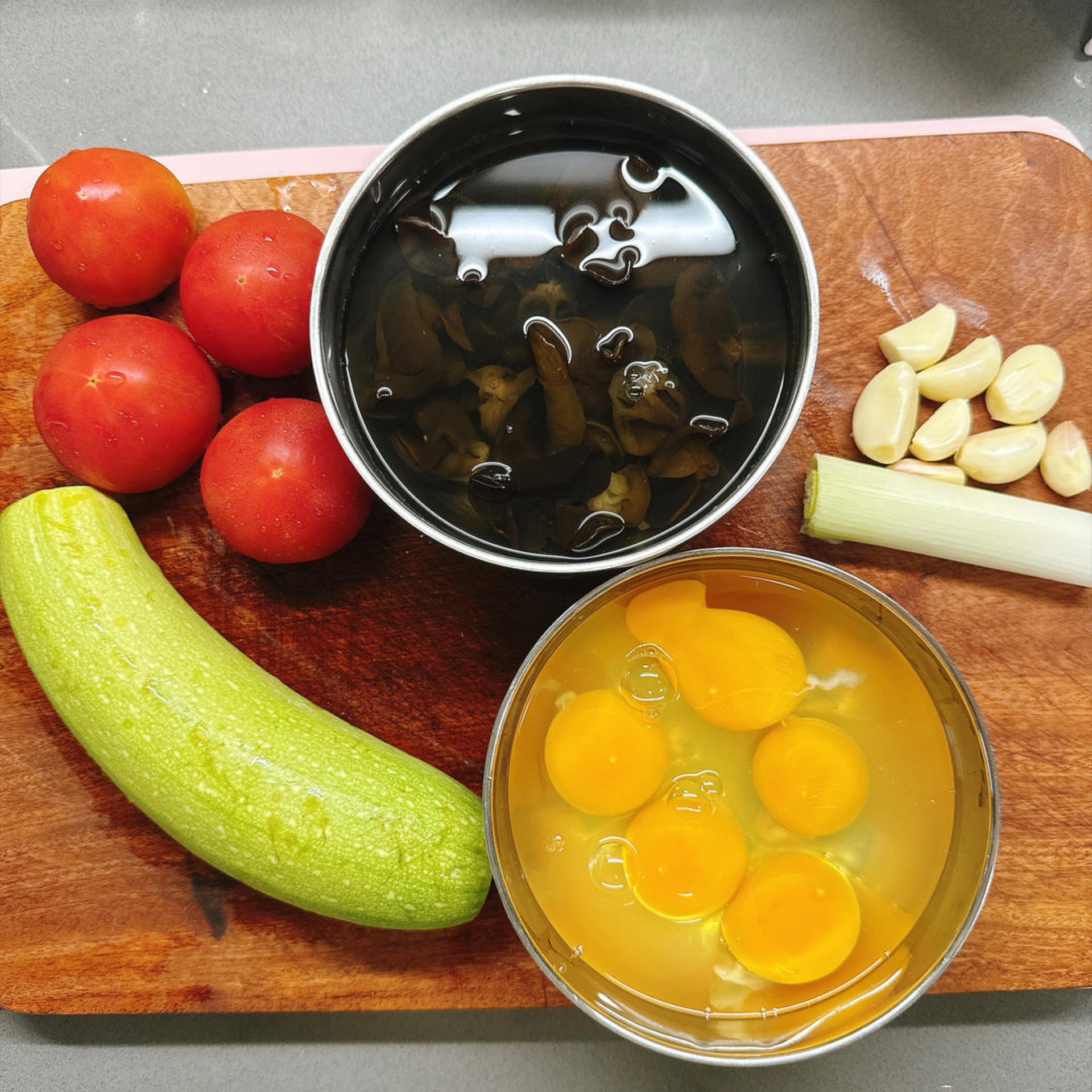 Get all the ingredients ready, and soak the wood ear mushrooms ahead of time.