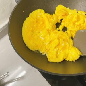 Flip and fry the other side — frying the eggs a little longer makes them more fragrant — then dish them out and set them aside.
