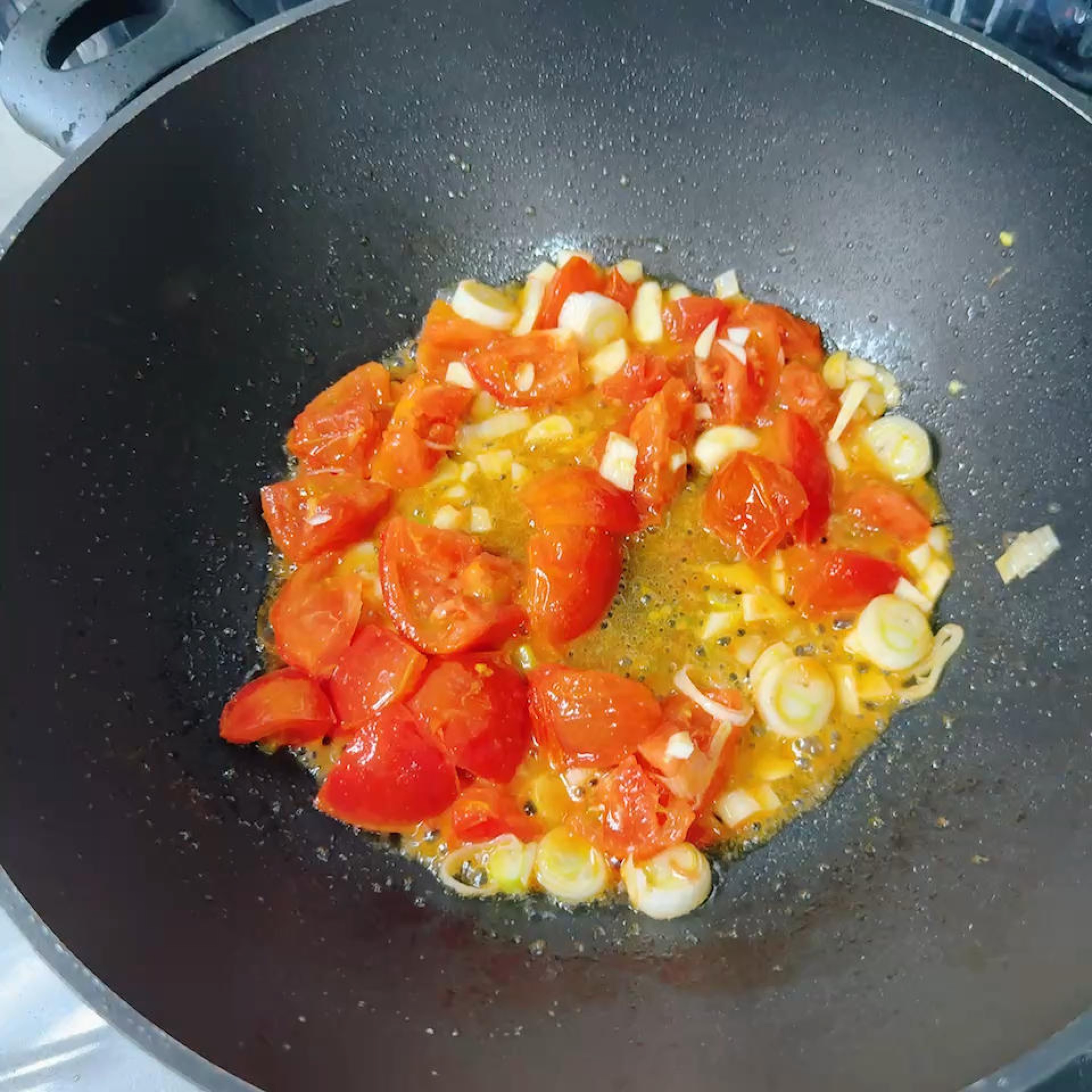 Add the zucchini and wood ear mushrooms to the wok.