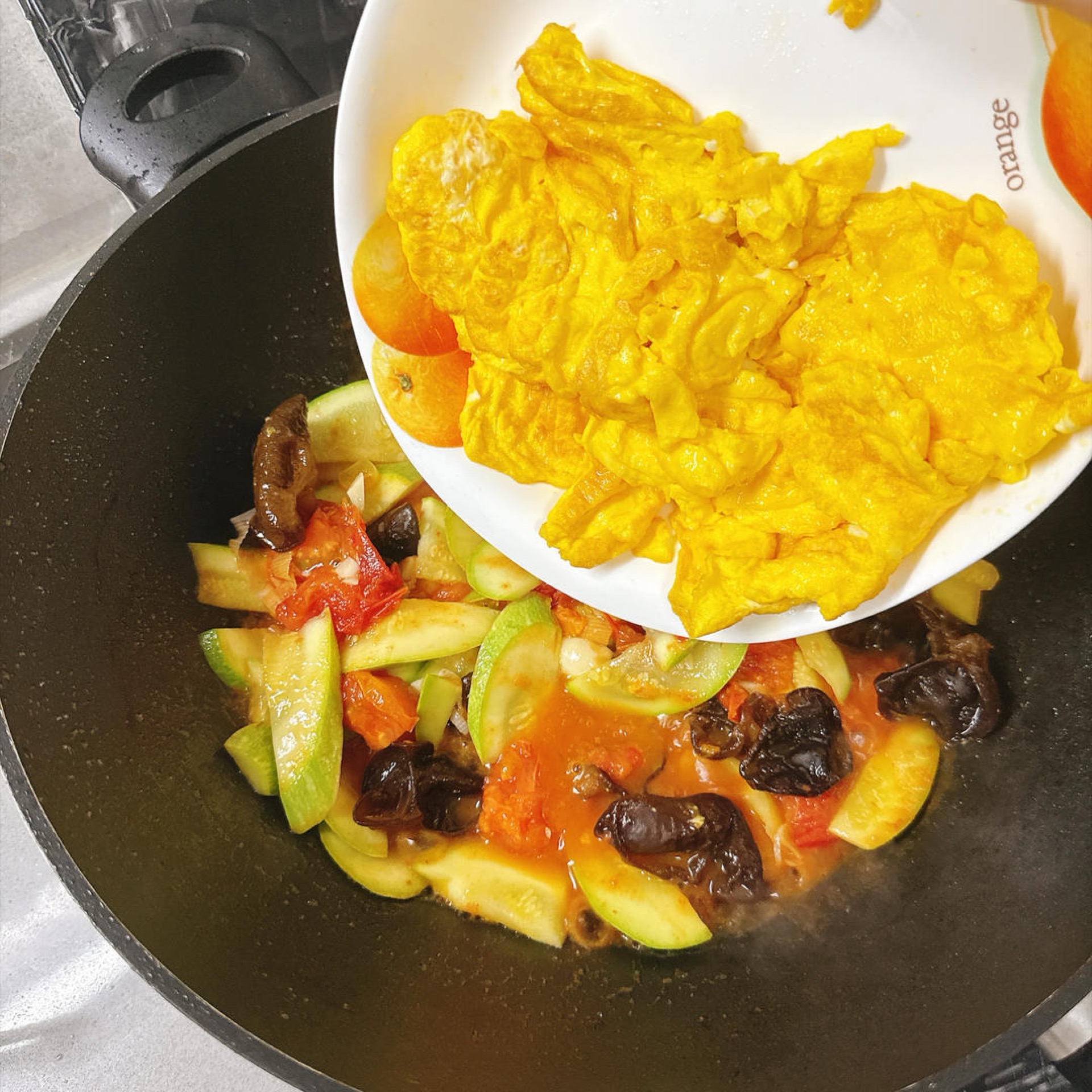Return the fried eggs to the wok.