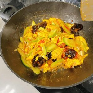Once the flavors have fully come together, take it off the heat and plate it.
