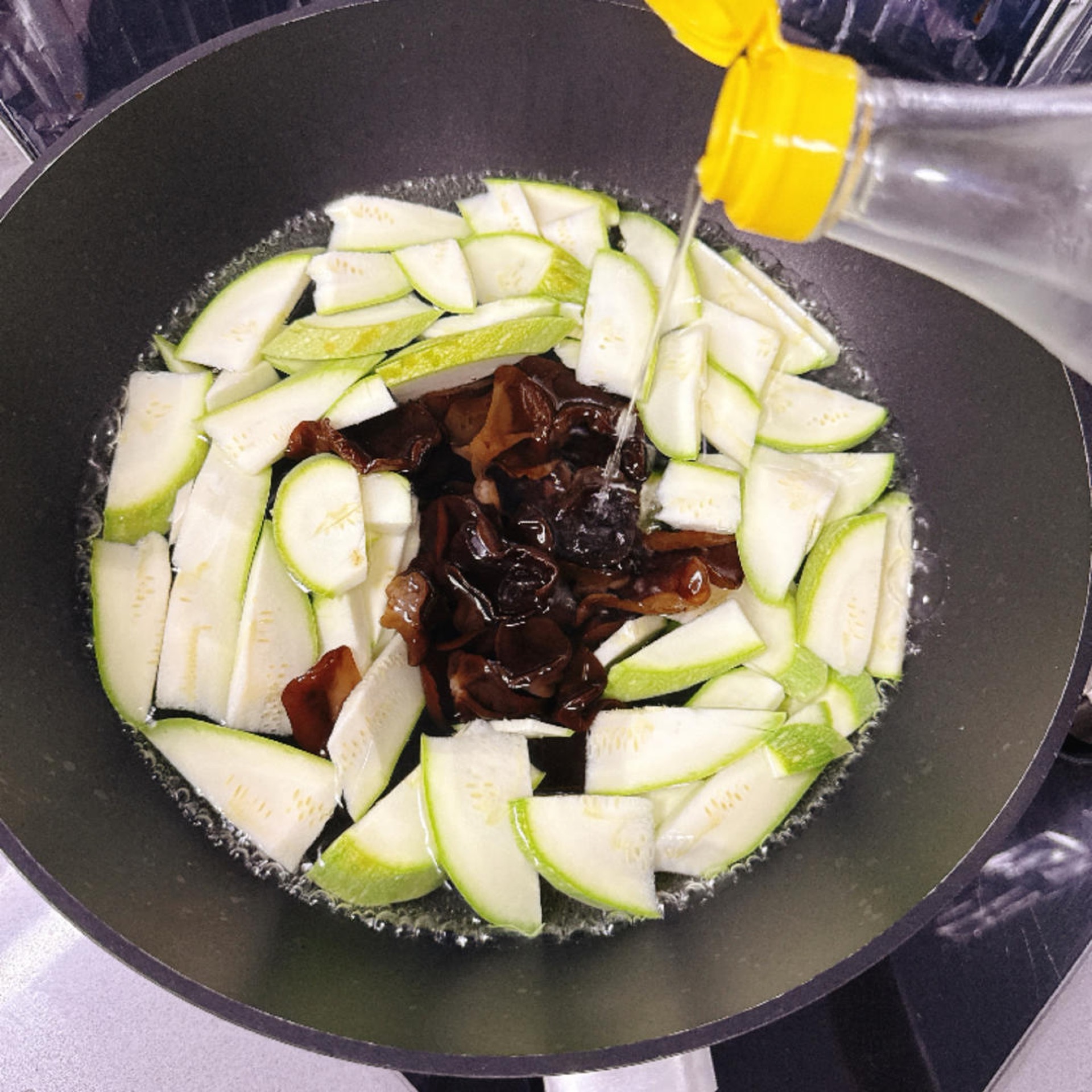 Add a few drops of white vinegar — it not only improves the texture of the zucchini, but also removes the mushroomy smell from the wood ear.