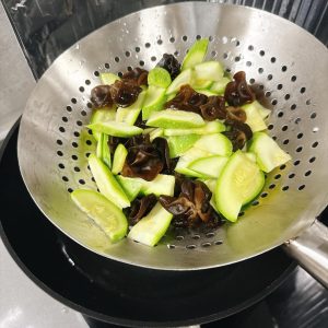 Scoop the zucchini and wood ear out of the pot.
