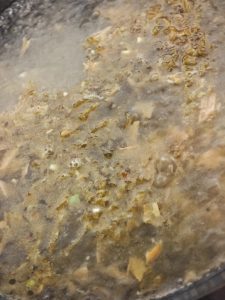 This is the most important step: keep the heat high and pour boiling water directly into the wok of fried pickled cabbage.