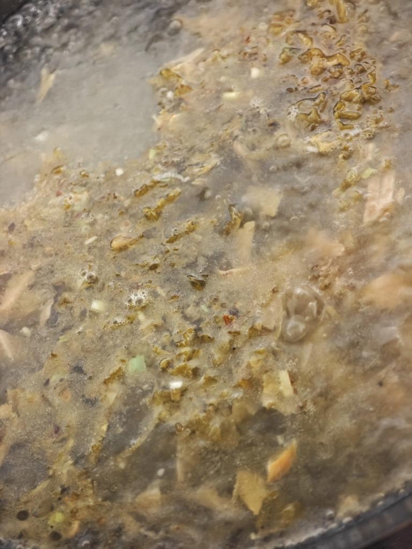 This is the most important step: keep the heat high and pour boiling water directly into the wok of fried pickled cabbage.