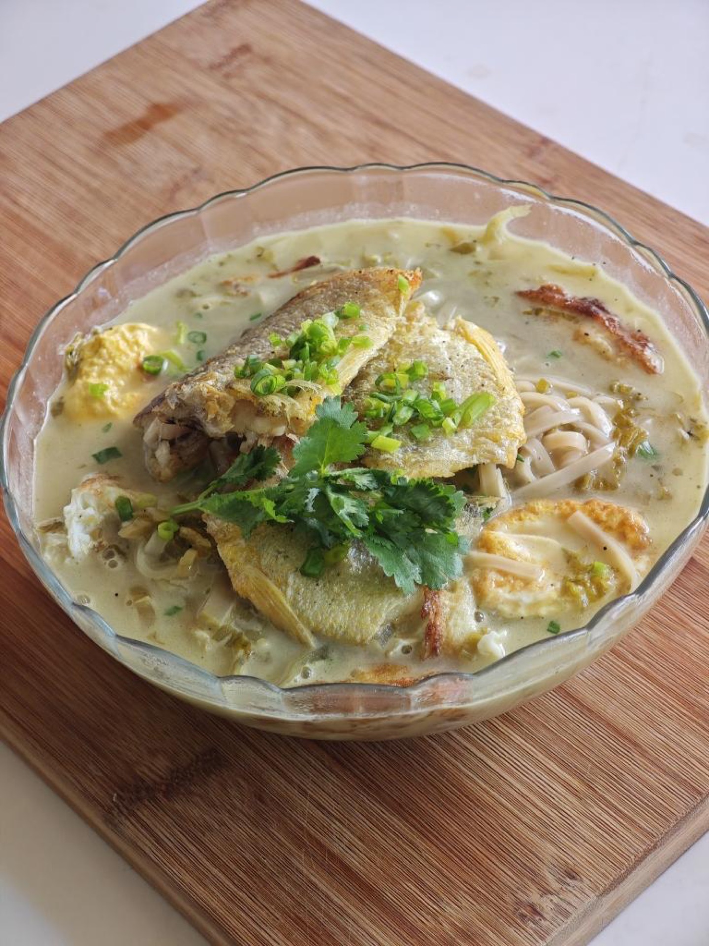 Sip the soup first, and the crunch of the pickled cabbage, the toasted aroma of the fried egg, and the sweetness of the fish all burst at once; then lift a piece of fish, chewy fro