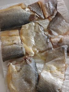 After the yellow croaker fillets thaw, pat them completely dry with paper towels; this is the key to pan-frying fish without tearing the skin.