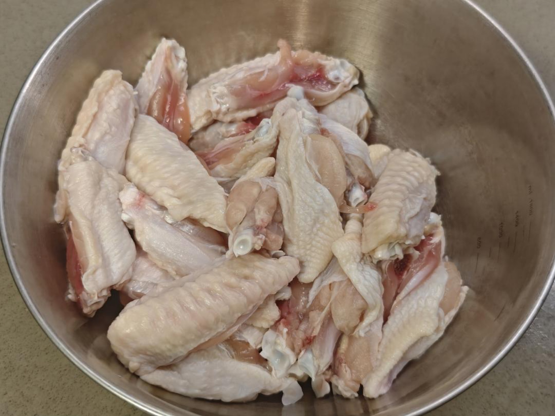 Rinse the chicken wings, squeeze out excess water, and cut them in half at the joint so they marinate faster and cook quickly.