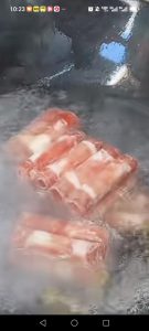 Bring about 4 cups of water to a boil in a wok, add the beef slices and a splash of Shaoxing wine, and lift the beef out with a slotted spoon as soon as the slices change color.