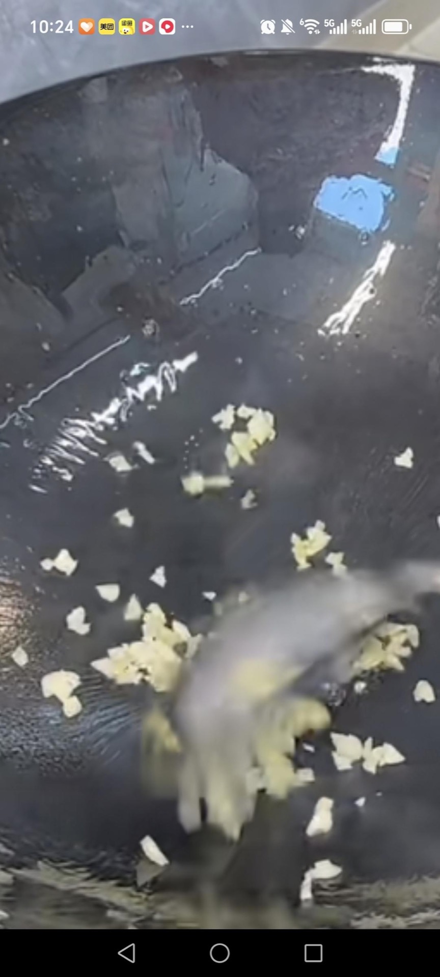 Add a little more oil to the wok, lower the heat, and stir-fry the minced garlic until it smells sweet and fragrant.