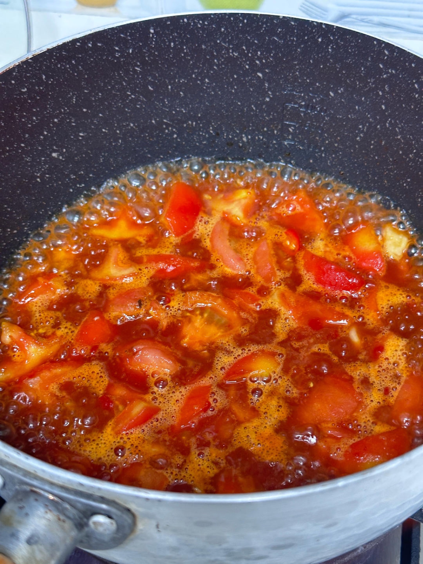 Add 300 g water and bring to a boil, then stir in 10 g sugar, 15 g soy sauce, and 10 g oyster sauce.