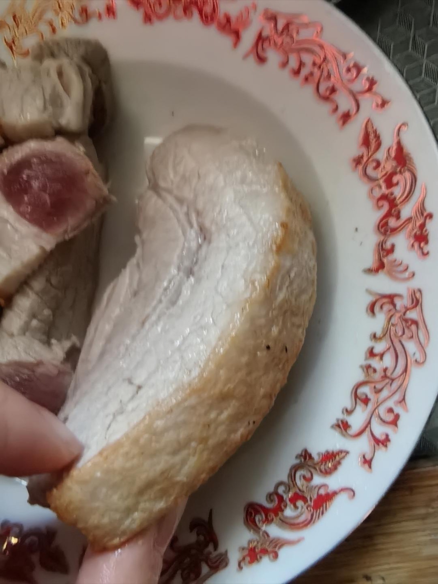 Heat the wok, place the pork skin-side down, and sear until golden. Add water and simmer until the meat changes color, then scoop it out. While it simmers, wash and cut the green p